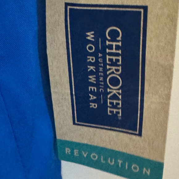 NWT V-Neck Scrubs for Workwear Revolution, Soft Stretch, Easy Care, Blue, Large - Picture 8 of 10